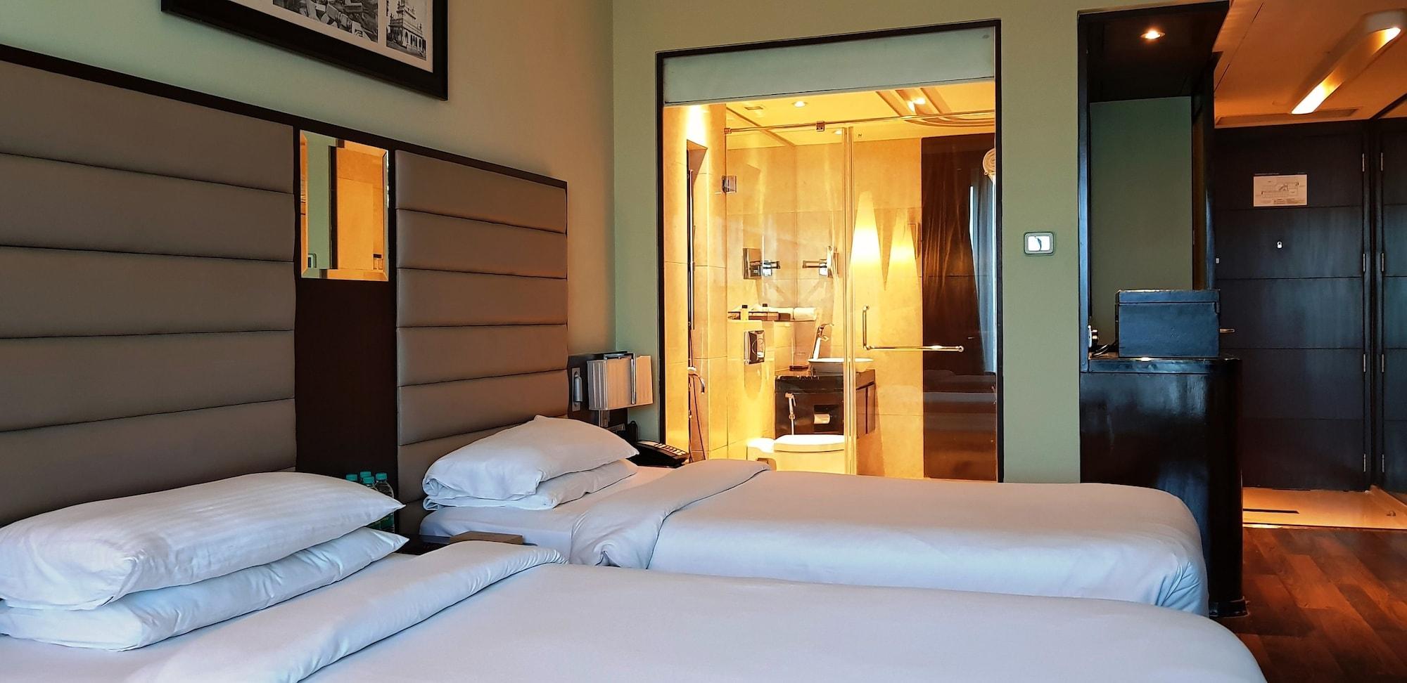 Vivanta Hyderabad, Begumpet Экстерьер фото A room at the hotel
