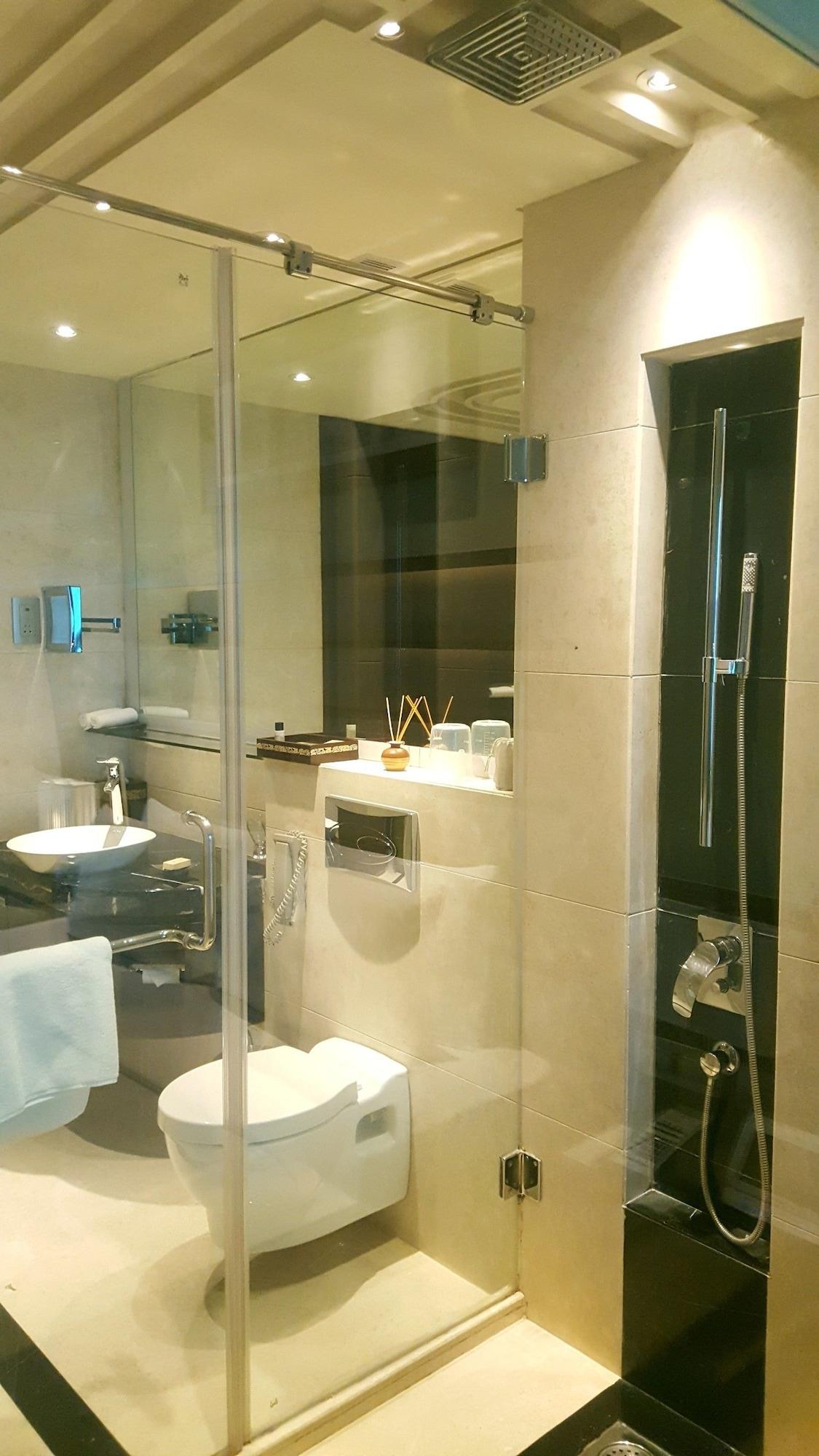Vivanta Hyderabad, Begumpet Экстерьер фото A shower cubicle