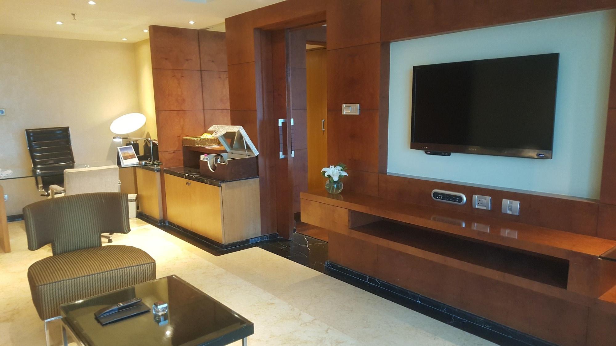 Vivanta Hyderabad, Begumpet Экстерьер фото A suite at the Taj Mahal Palace