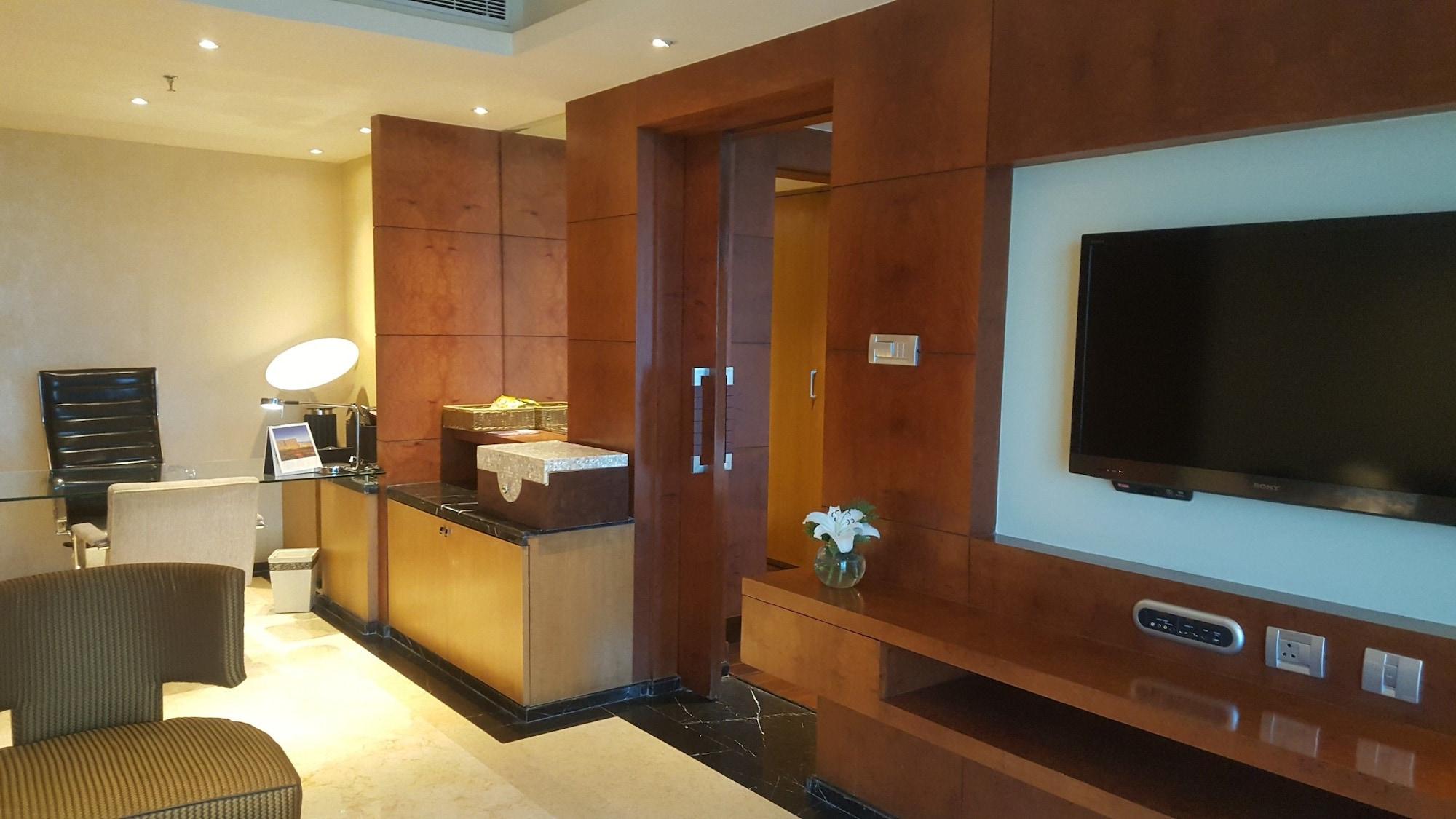 Vivanta Hyderabad, Begumpet Экстерьер фото A room at the hotel