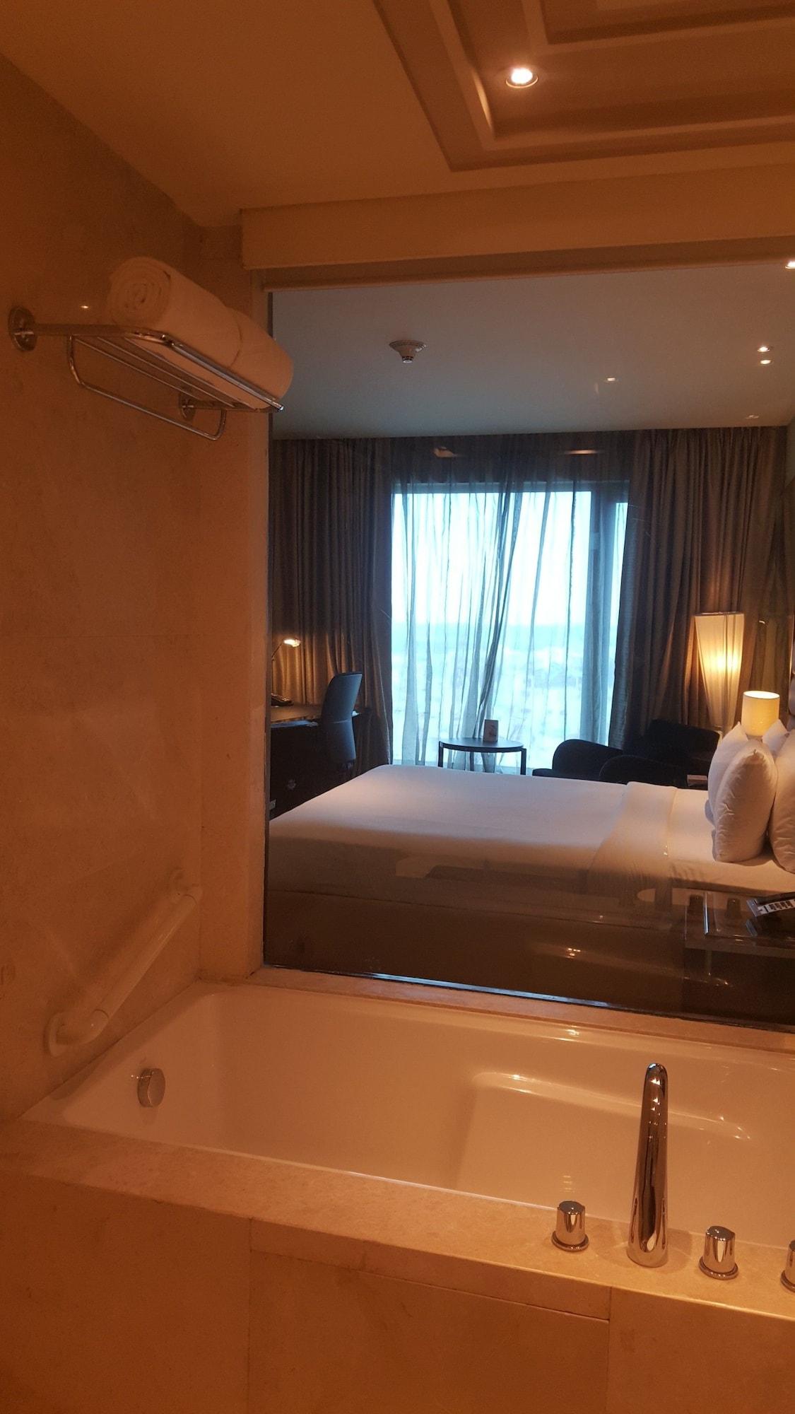 Vivanta Hyderabad, Begumpet Экстерьер фото A room at the hotel