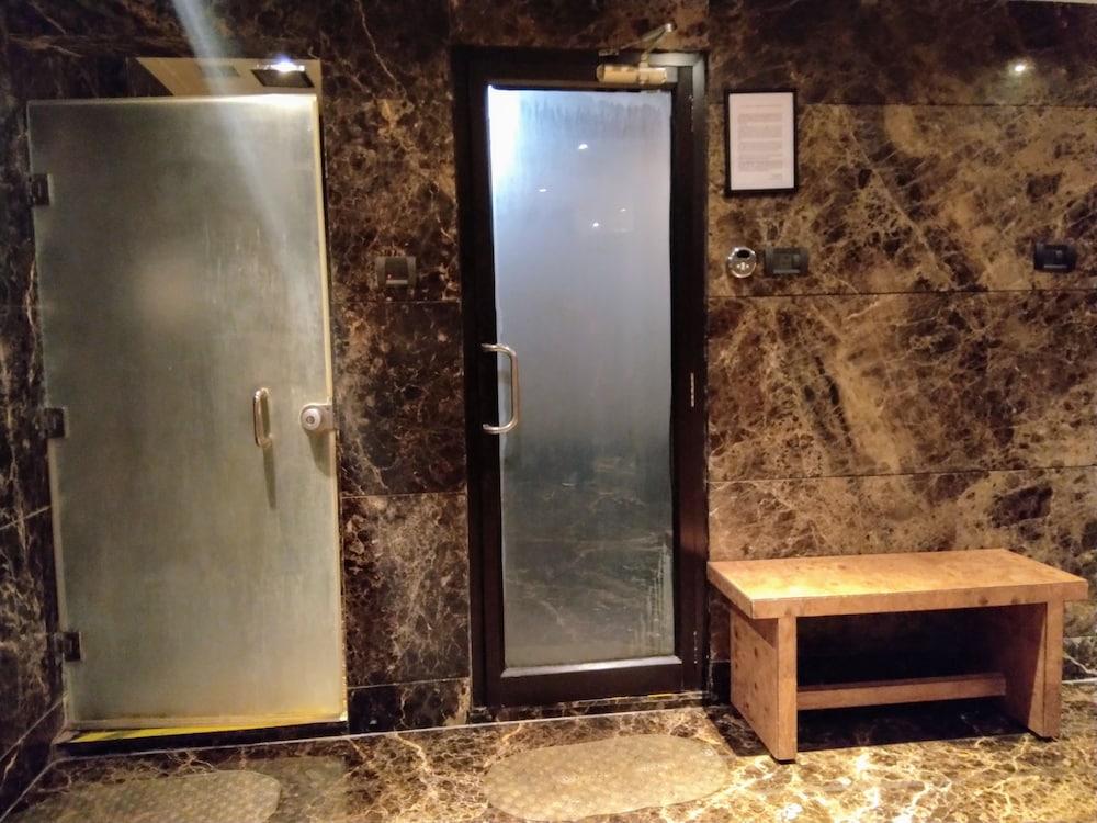 Vivanta Hyderabad, Begumpet Экстерьер фото A shower room