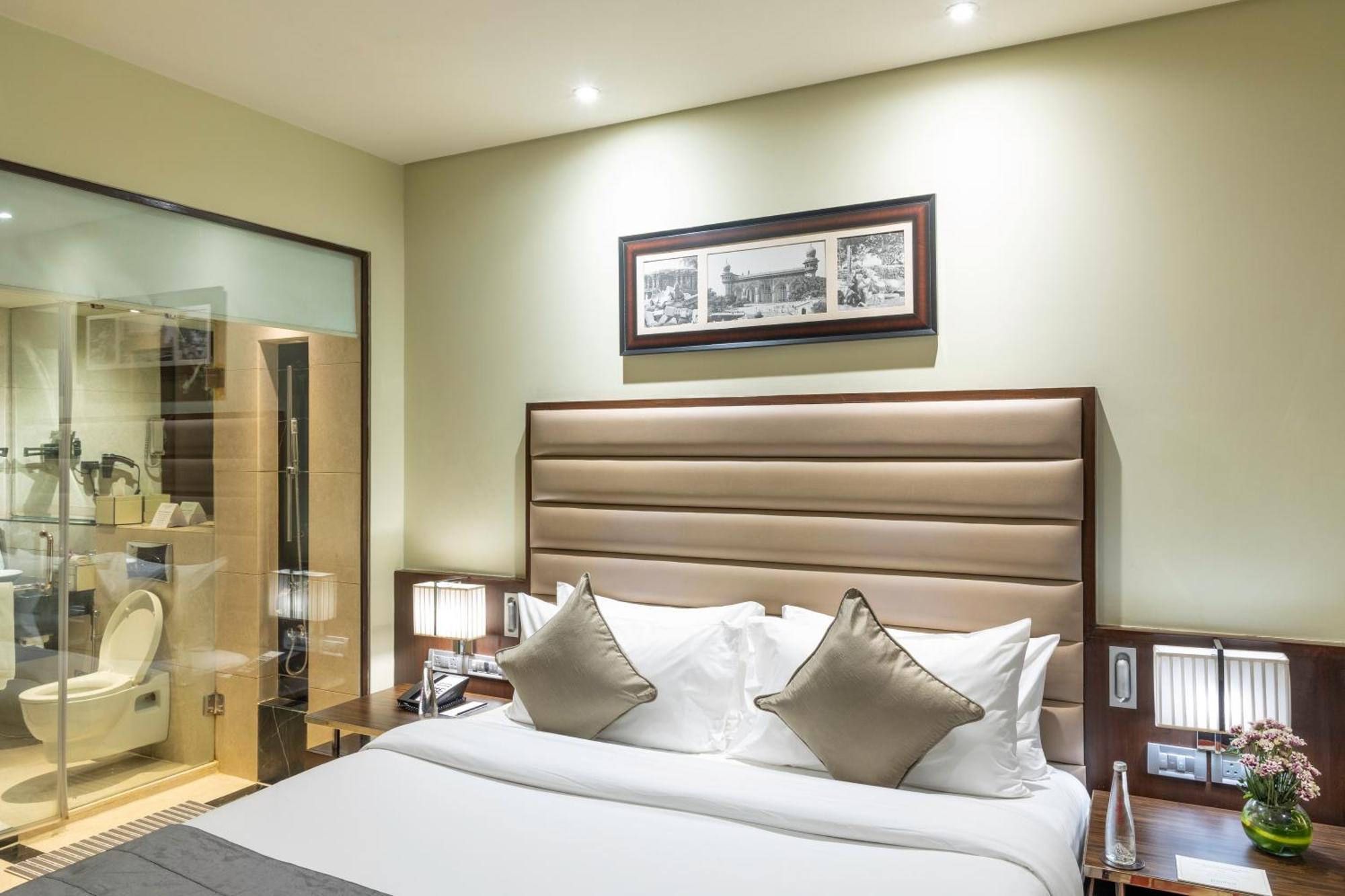 Vivanta Hyderabad, Begumpet Экстерьер фото A room at the hotel