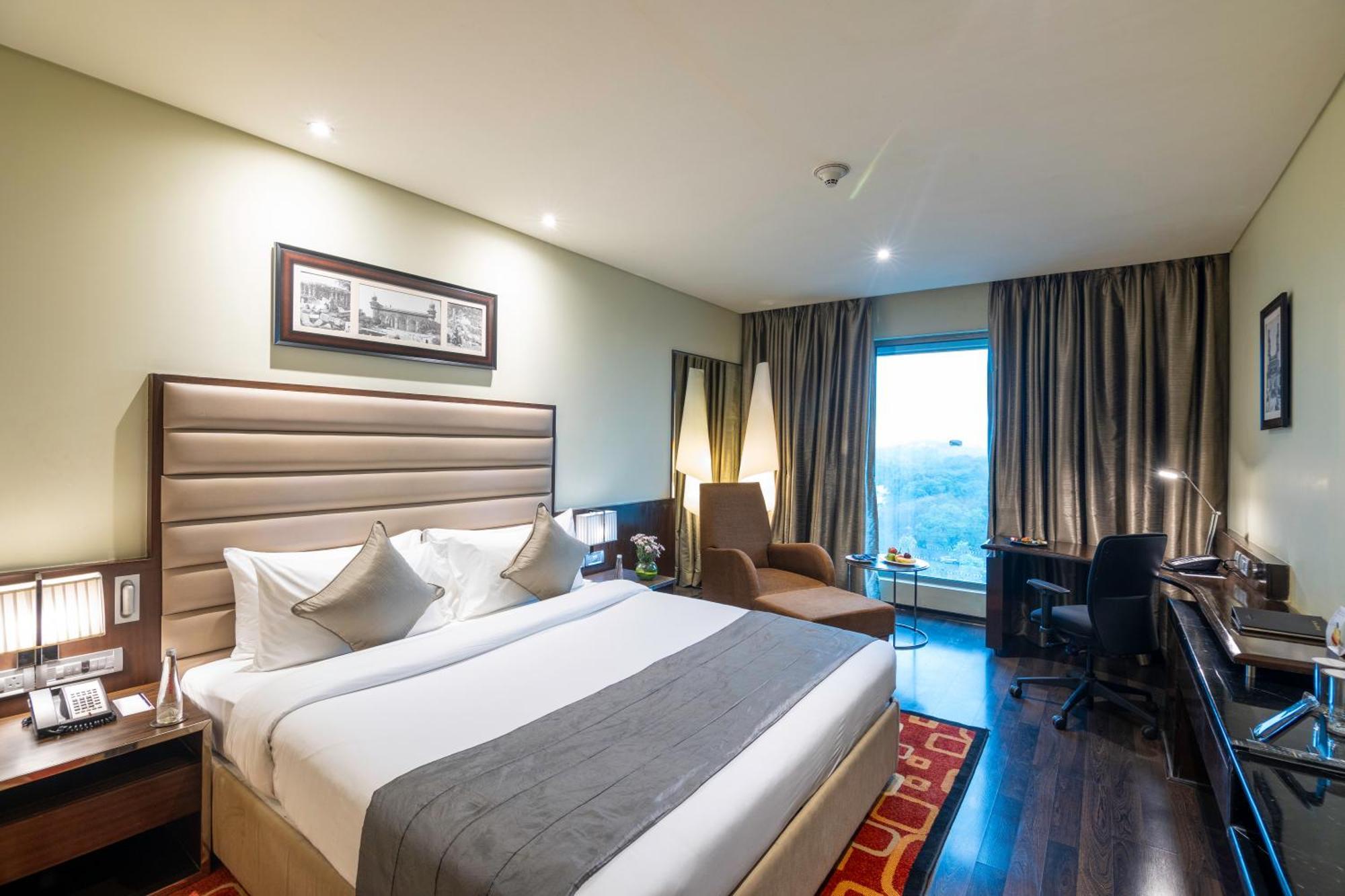 Vivanta Hyderabad, Begumpet Экстерьер фото A room at the hotel