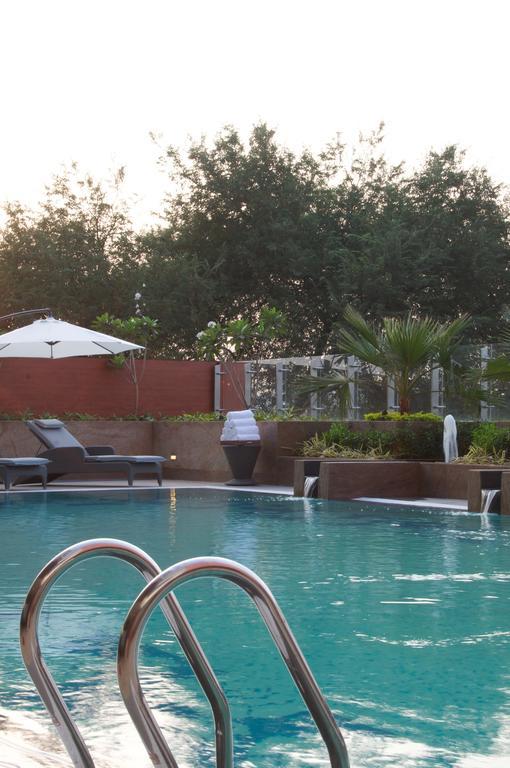 Vivanta Hyderabad, Begumpet Экстерьер фото The pool at the Taj Bengal