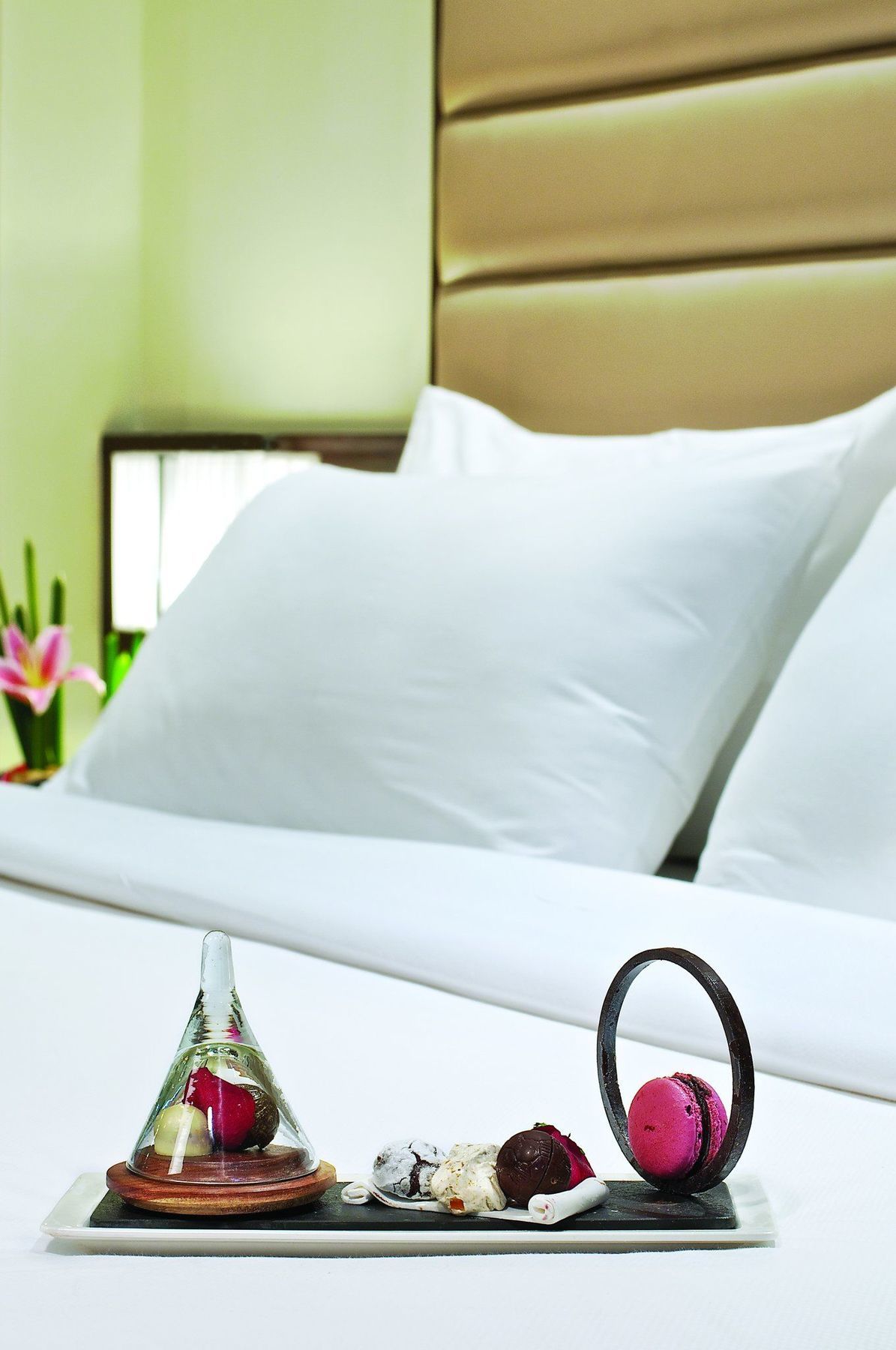 Vivanta Hyderabad, Begumpet Номер фото Pillows on a bed