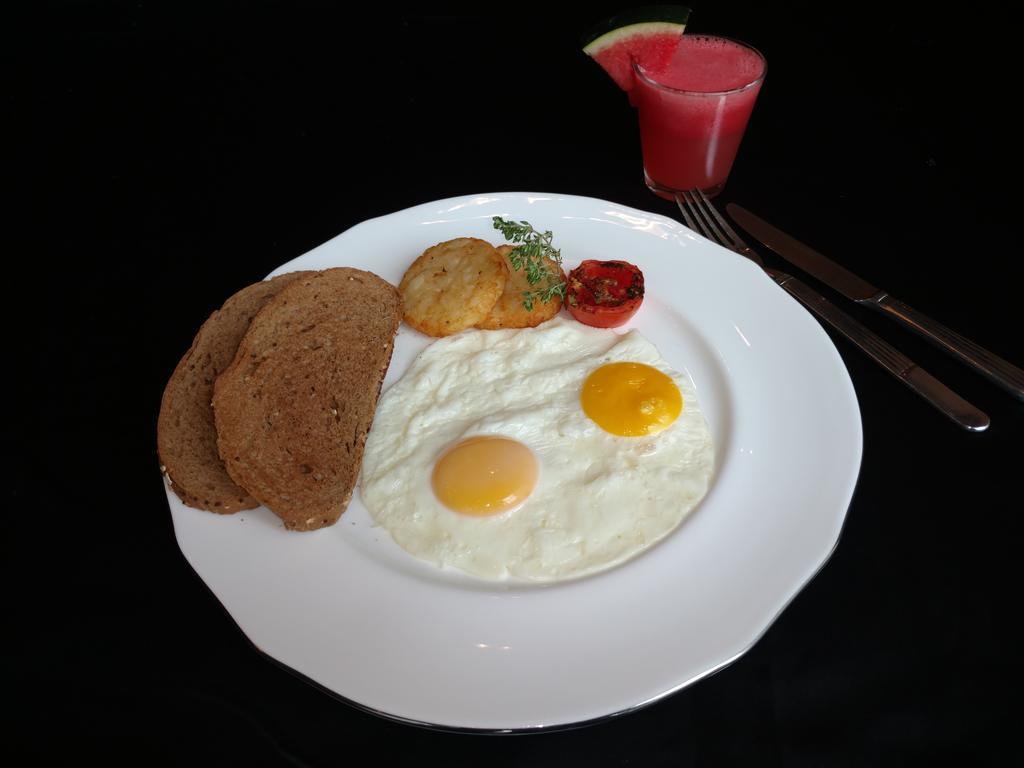 Vivanta Hyderabad, Begumpet Экстерьер фото A plate of sunny-side-up eggs