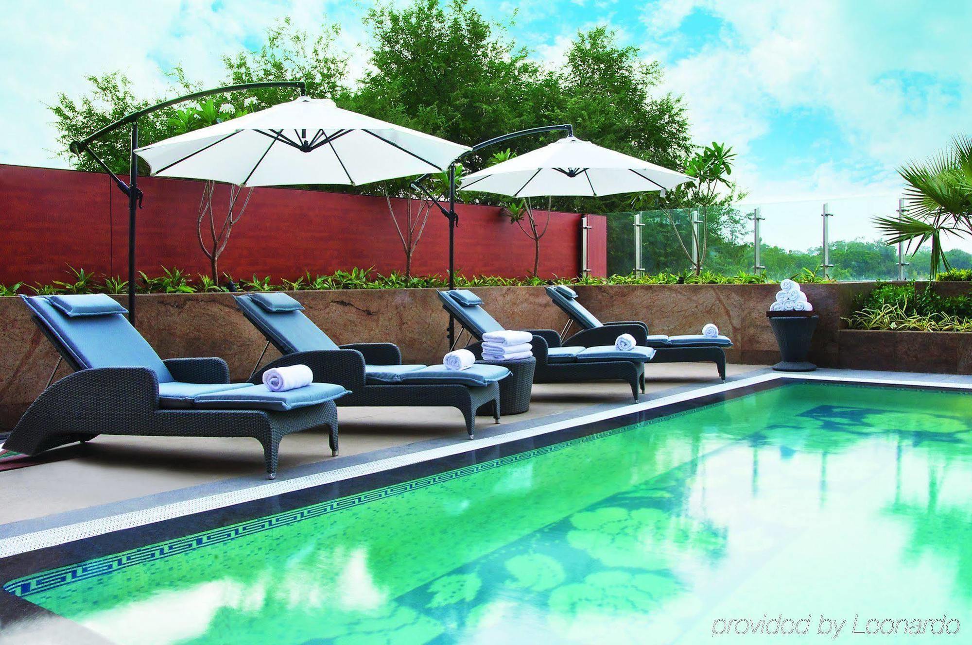 Vivanta Hyderabad, Begumpet Удобства фото The pool at the hotel