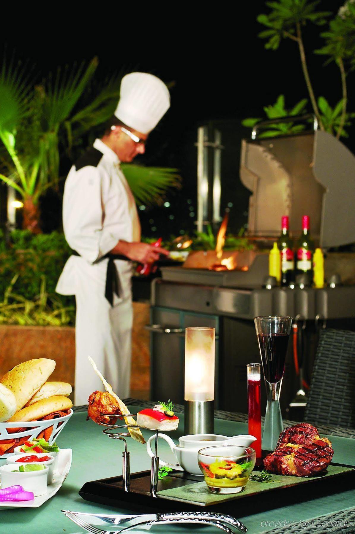 Vivanta Hyderabad, Begumpet Экстерьер фото A chef at work