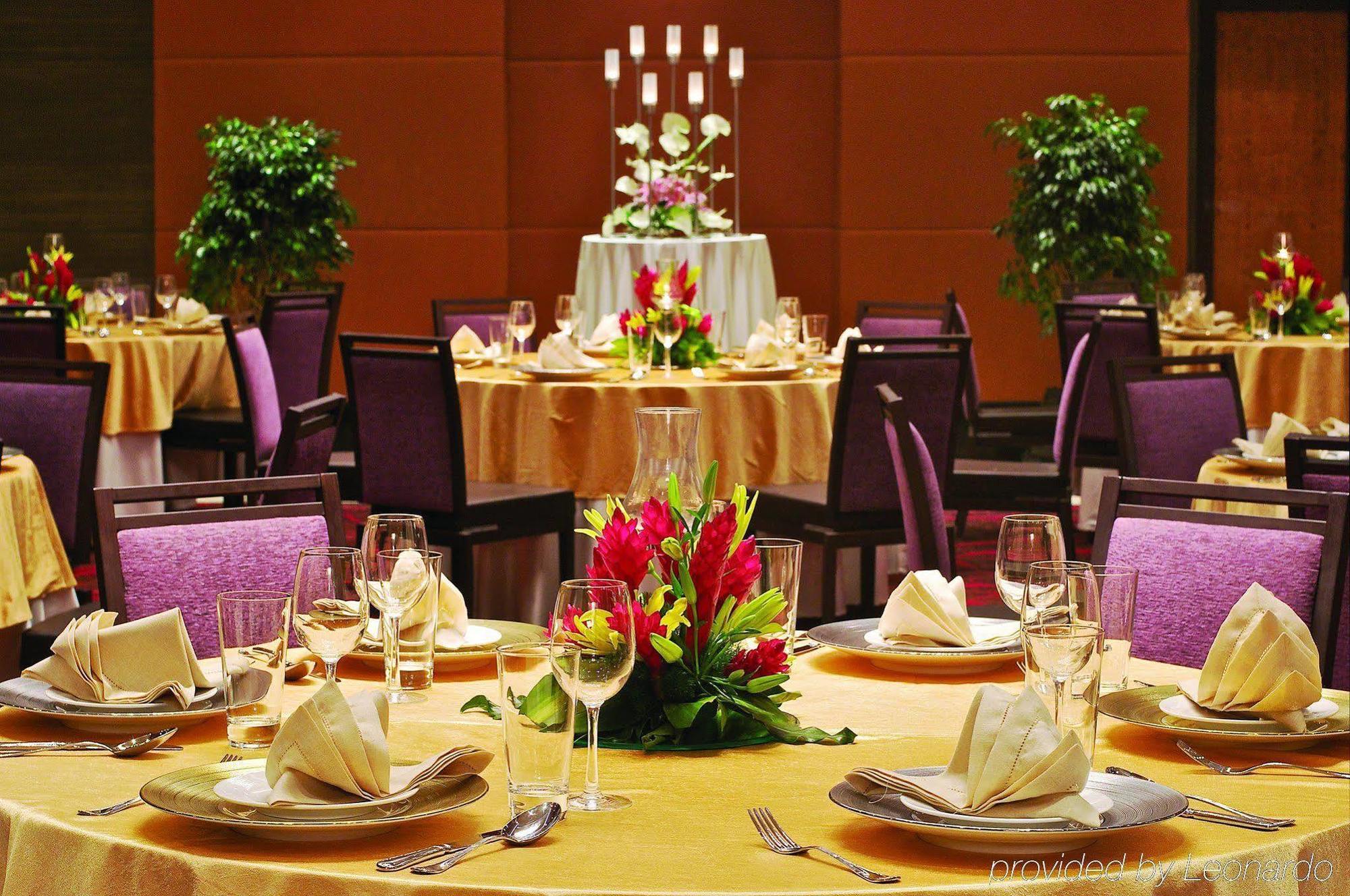Vivanta Hyderabad, Begumpet Удобства фото A table set for a formal dinner