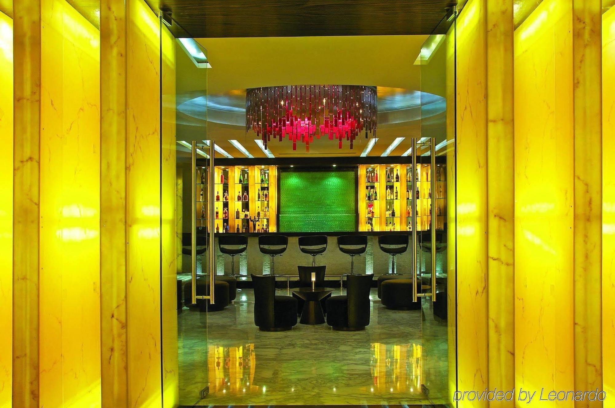 Vivanta Hyderabad, Begumpet Ресторан фото The lobby of the hotel