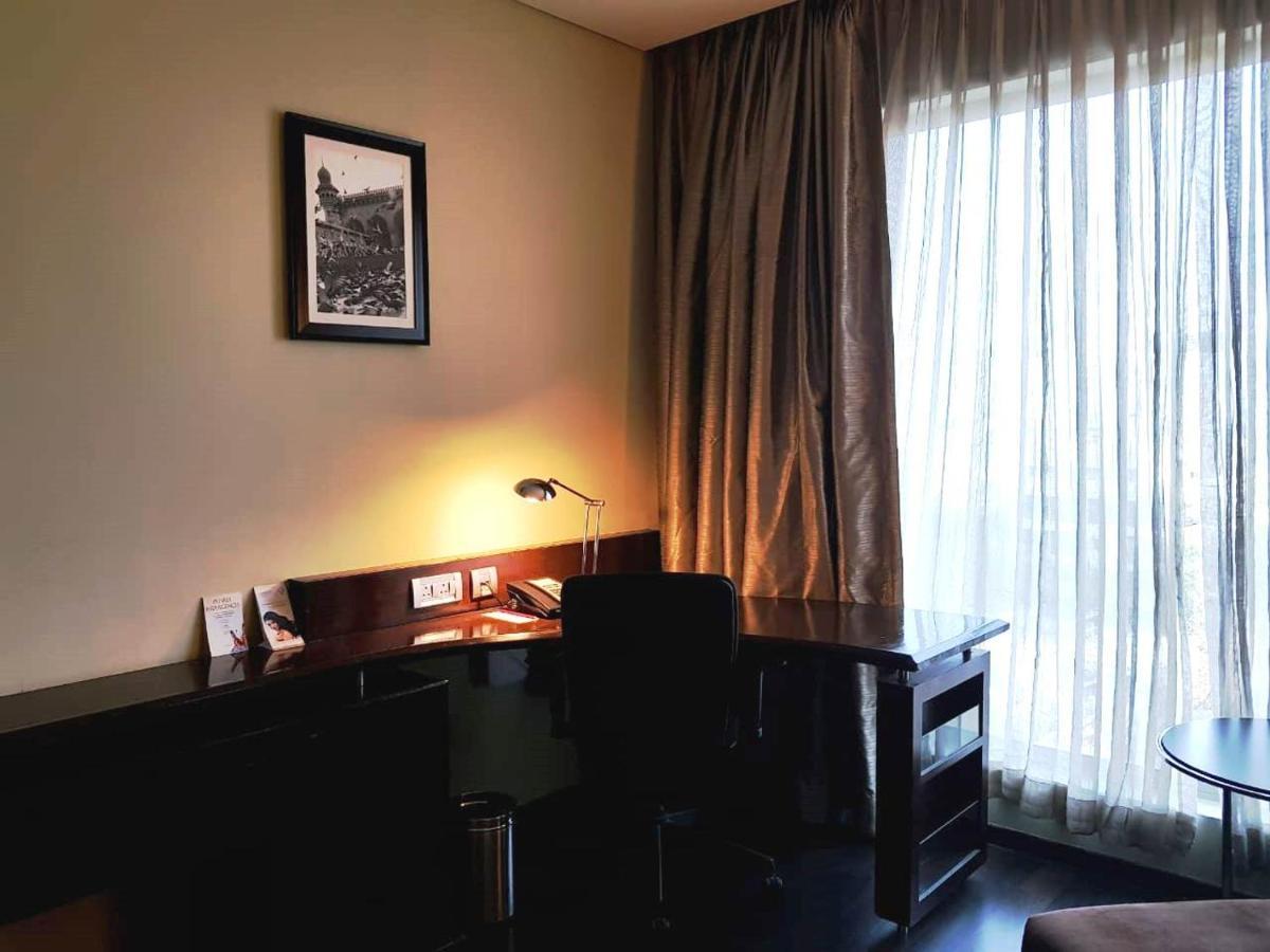 Vivanta Hyderabad, Begumpet Экстерьер фото A room at the Taj Bengal