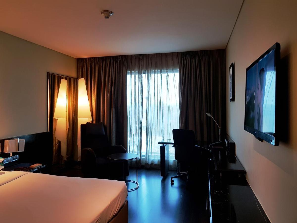 Vivanta Hyderabad, Begumpet Экстерьер фото A room at the hotel